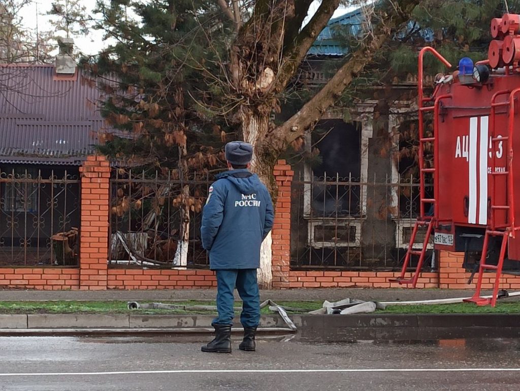 В Северской горело здание на улице Комарова | 17.01.2024 | Северская -  БезФормата